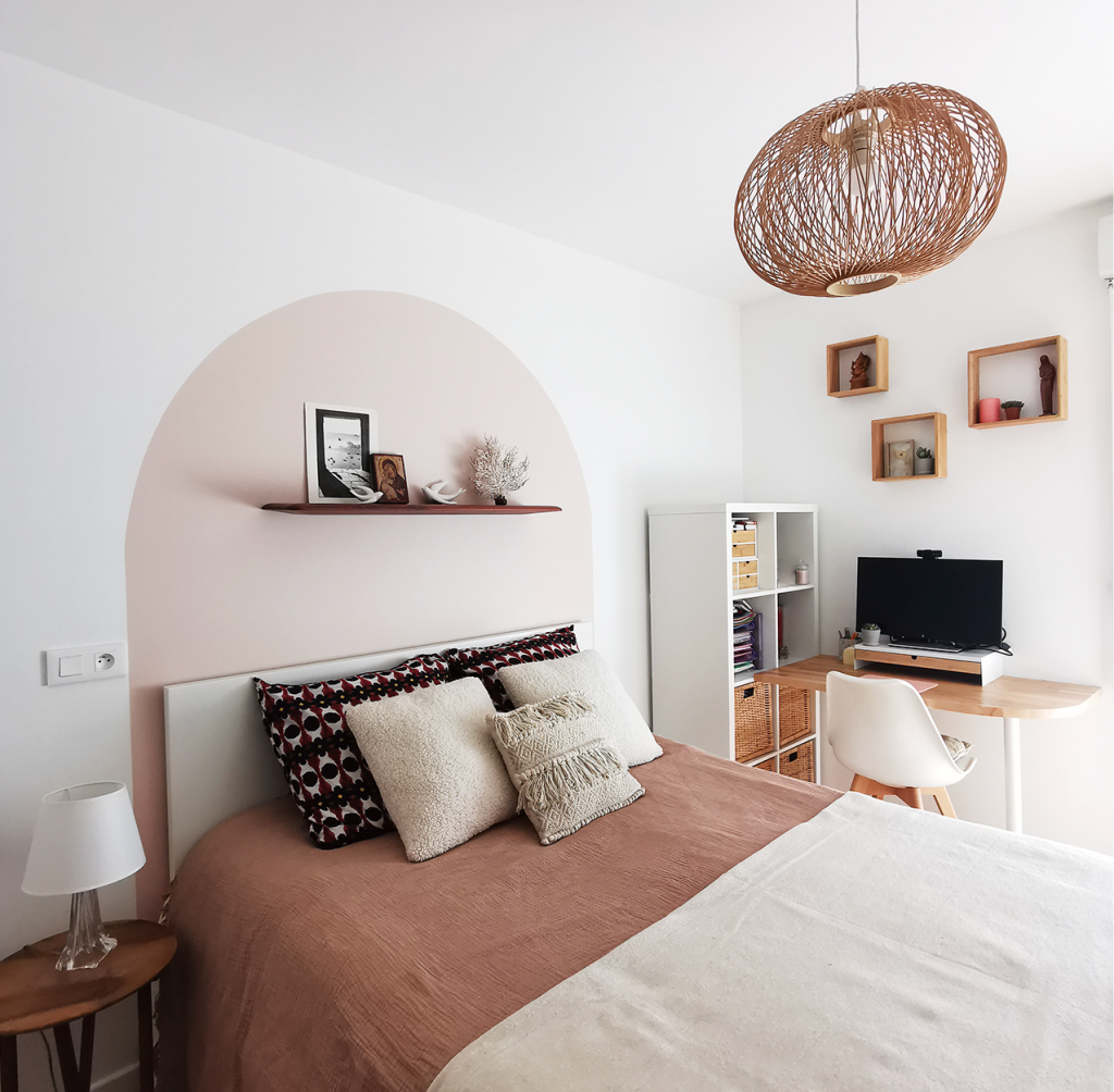 chambre parentale. Tête de lit arche rose poudré. Etagère noyer. Espace bureau compact et élégant semi mesure. Optimisation d'espace appartement neuf