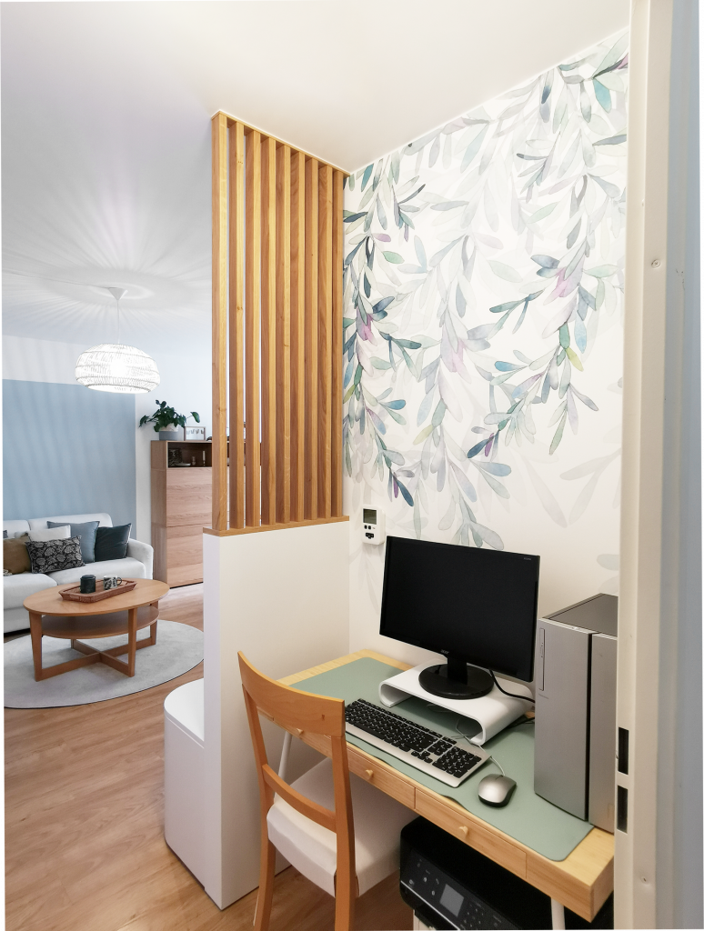 Espace bureau dans salon, délimité par un claustra en chêne sur mesure. Optimisation d'espace solution rangement astucieux appartement neuf