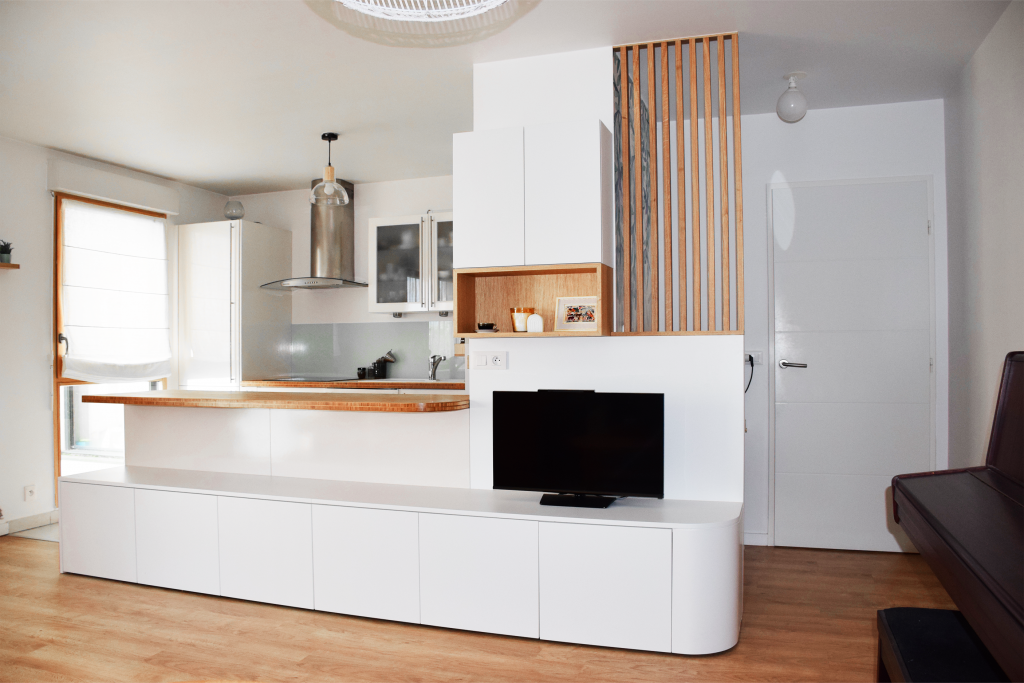 Optimisation d'espace avec ce meuble TV et bibliothèque sur mesure. Le claustra en chêne délimite un espace bureau discret et esthétique solution rangement astucieux appartement neuf
