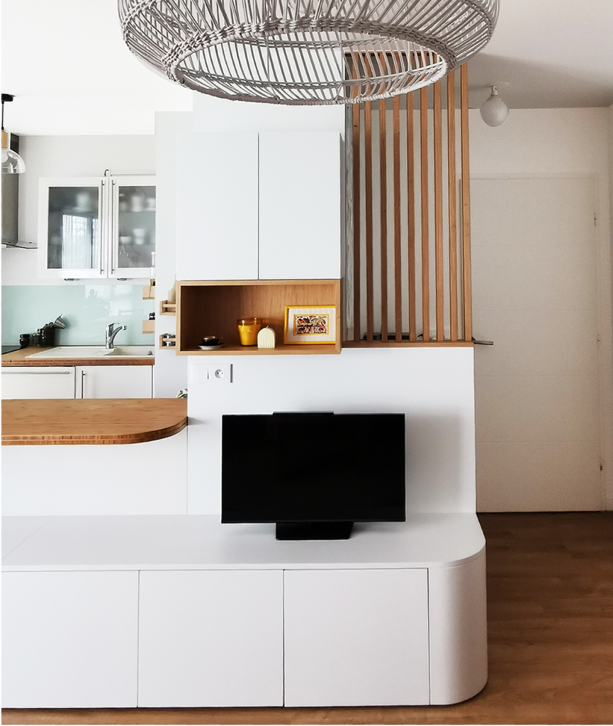 Meuble TV et bibliothèque sur mesure avec claustra en chêne délimitant un espace bureau discret et esthétique. Optimisation d'espace solution rangement astucieux appartement neuf