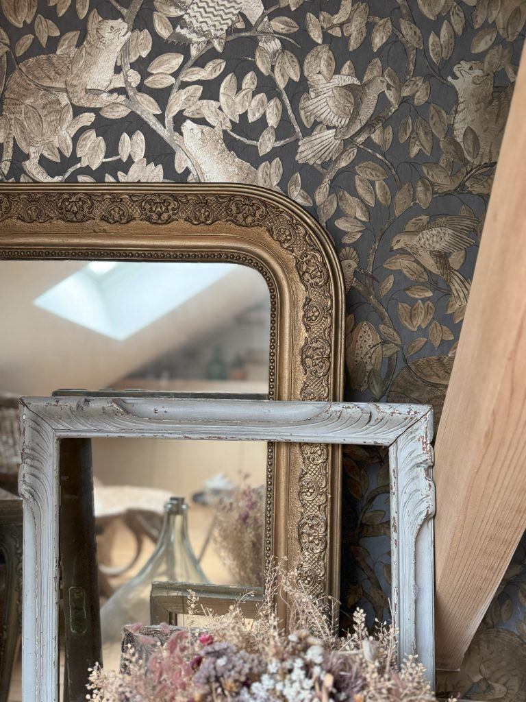 Salle d'eau sur mesure sous pente meuble basque teck et marbre charme de l'ancien style moderne mix and match papier peint mordoré décoration audacieuse personnalisée décoration caractère