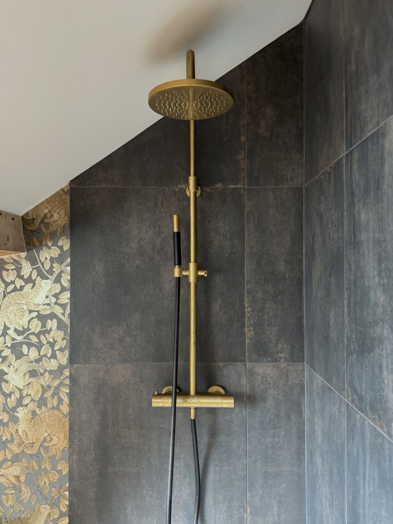 Douche à l'italienne sous pente meuble basque teck et marbre charme de l'ancien style moderne mix and match papier peint mordoré décoration audacieuse personnalisée décoration caractère