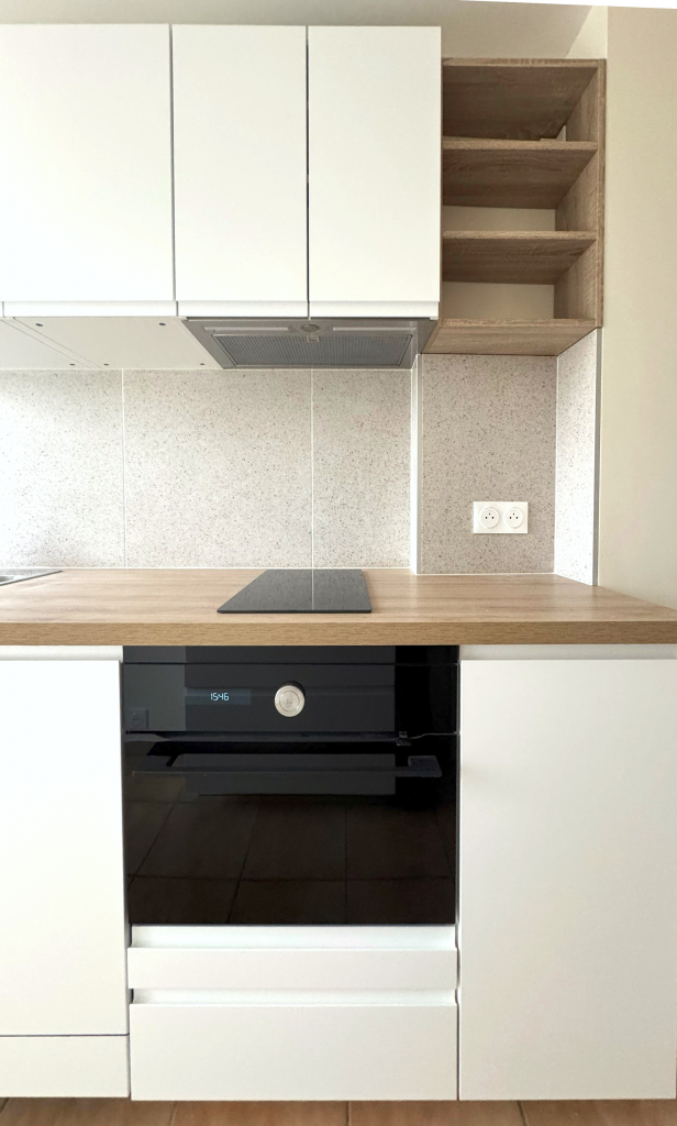 Cuisine  compacte, fonctionnelle, style sobre et intemporel cuisine blanche crédence effet terrazzo plan de travail et niches effet bois Rénovation complète énergétique appartement vincennes val de Marne isolation murs plafonds peintures neuves 