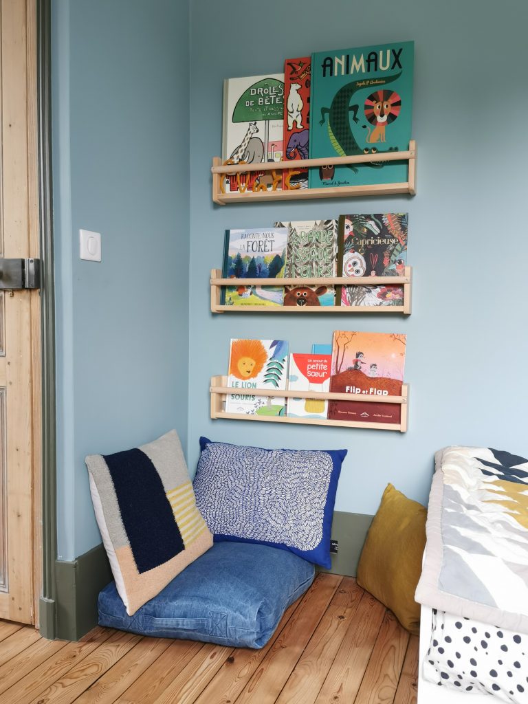 Espace lecture chambre enfant coussins de sol, étagères à livres