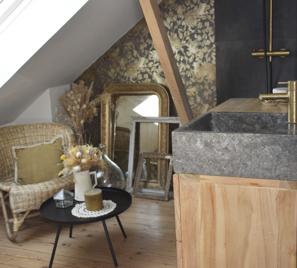 Rénovation maison ancienne meulière charme cachet salle d'eau sous pente originale style contemporain bohème vintage poutre apparente vasque marbre robinetterie laiton