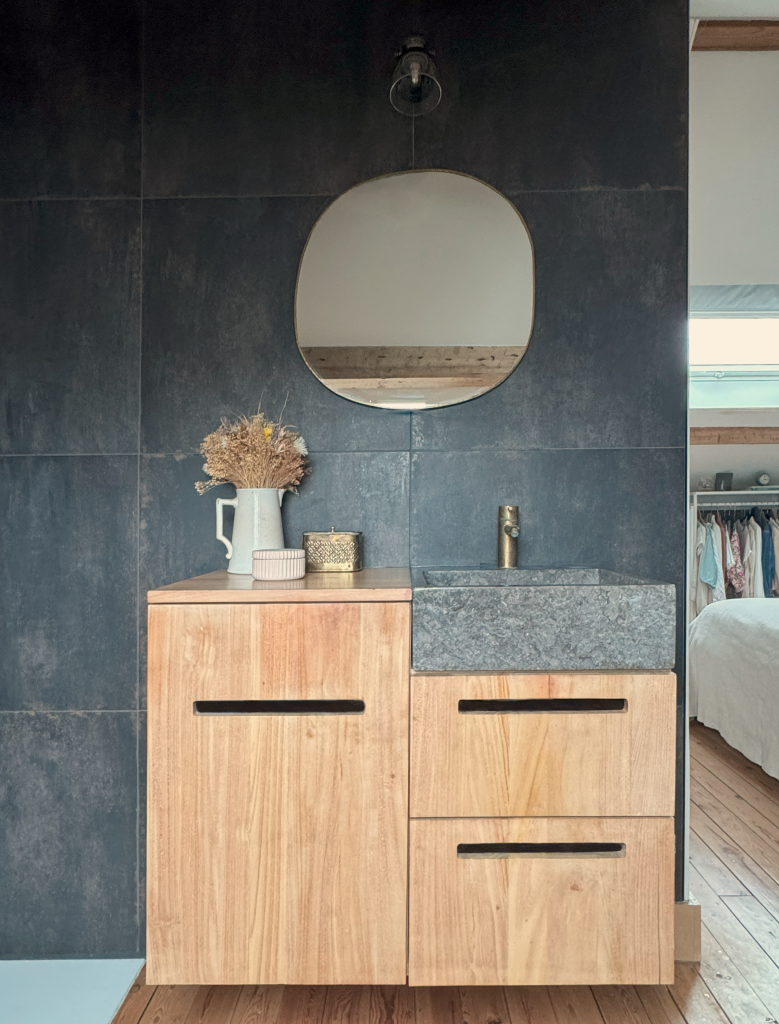 Salle d'eau sur mesure sous pente meuble basque teck et marbre charme de l'ancien style moderne mix and match papier peint mordoré décoration audacieuse personnalisée