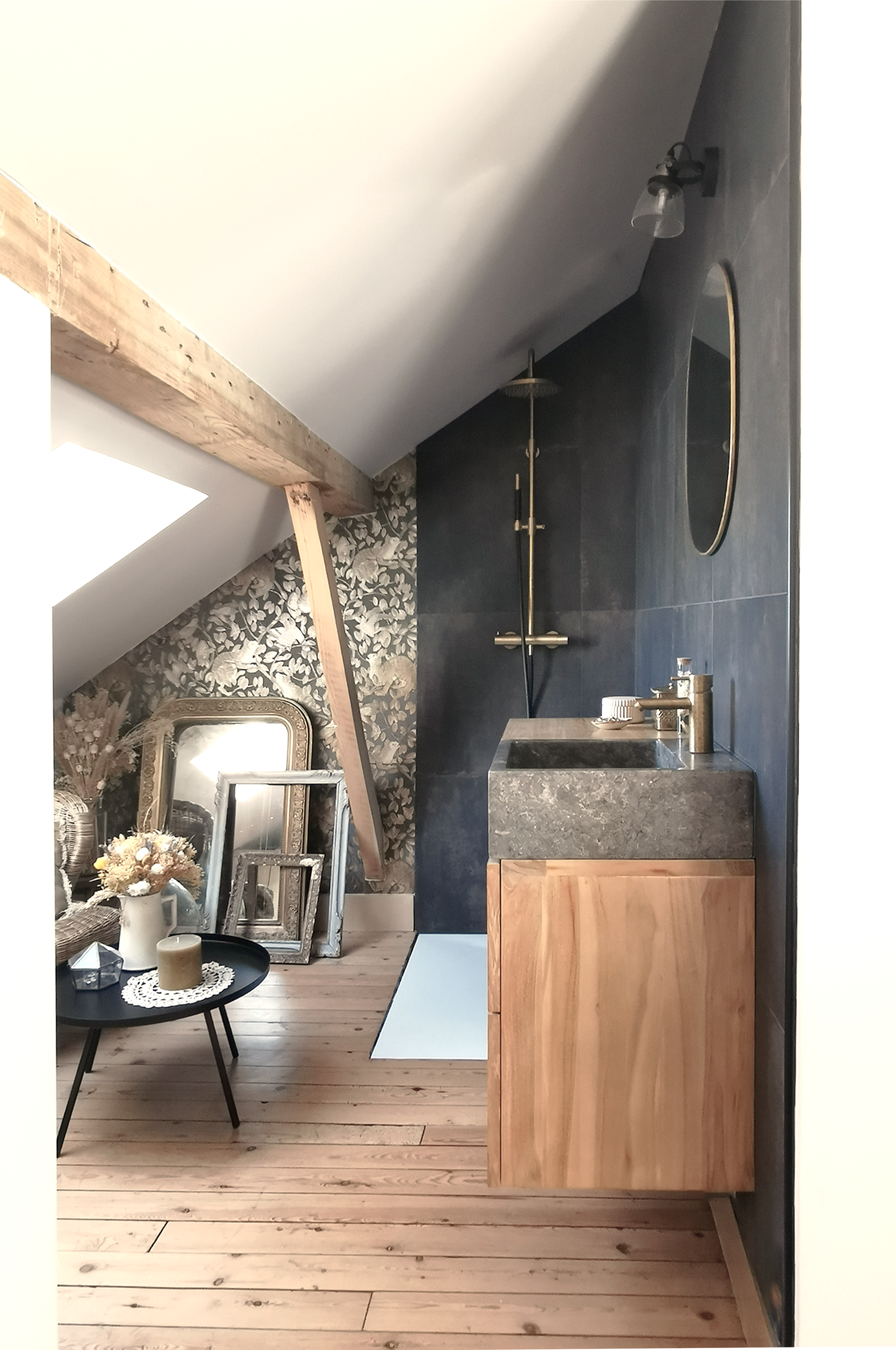 Salle d'eau sur mesure sous pente meuble basque teck et marbre charme de l'ancien style moderne mix and match papier peint mordoré décoration audacieuse personnalisée décoration caractère douche à l'italienne