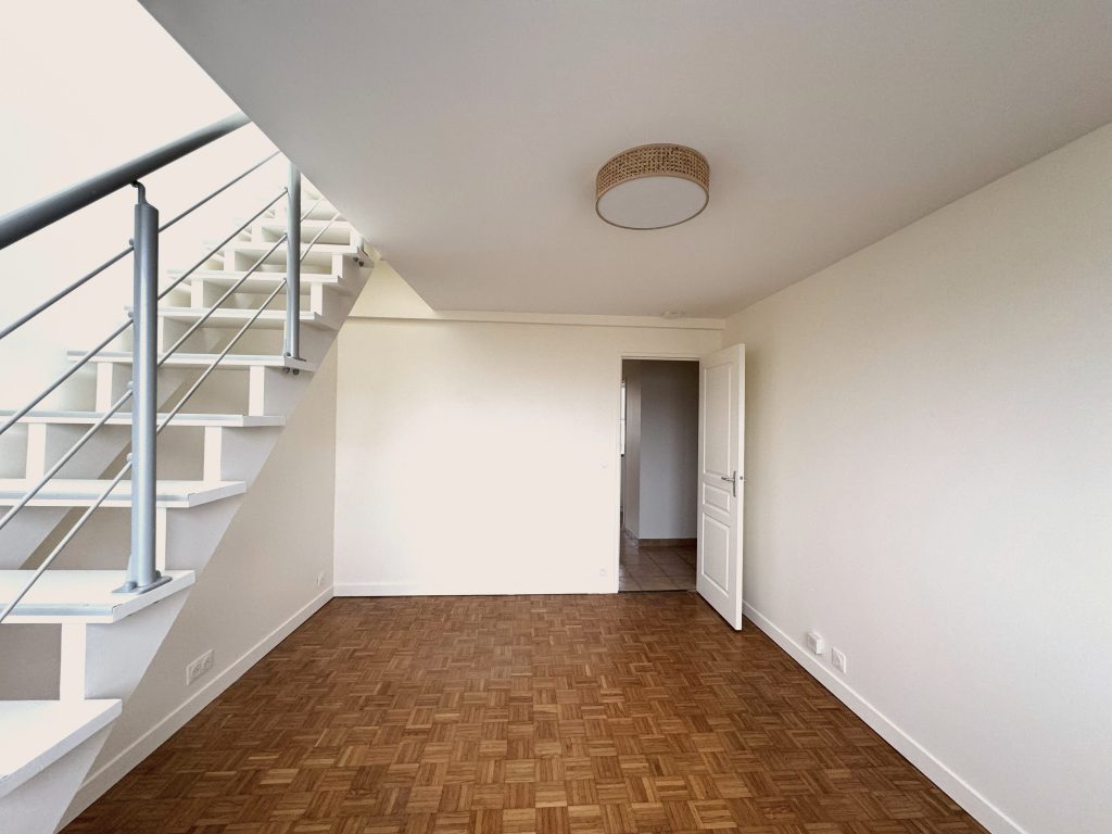 Rénovation complète énergétique appartement vincennes val de Marne isolation murs plafonds peintures neuves appartement lumineux plafonnier élégant sobre et intemporel salon 