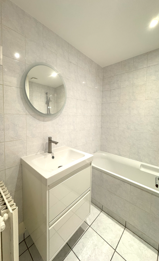 Salle de bain rénovation partielle nouveau meuble et robinetterie miroir anti buée rétroéclairé avec variateur