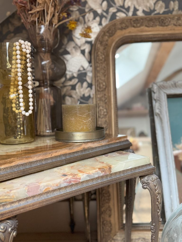 Salle d'eau sur mesure sous pente meuble basque teck et marbre charme de l'ancien style moderne mix and match papier peint mordoré décoration audacieuse personnalisée décoration caractère