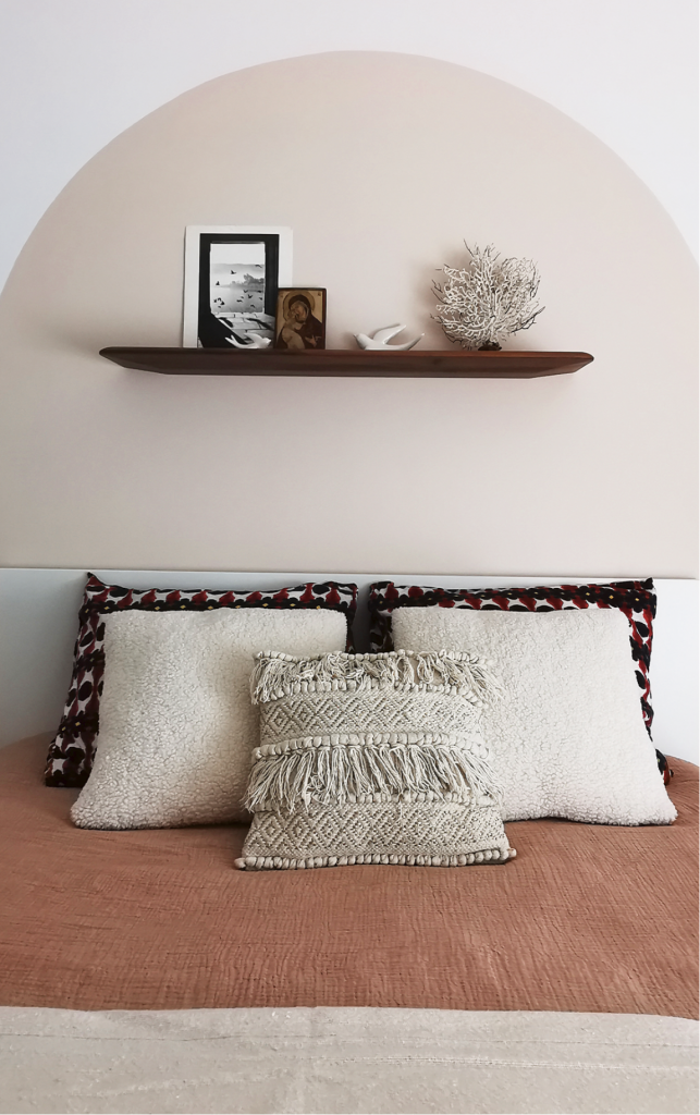 Tete de lit arche pour un style élégant. Ambiance douce, bohème et personnalisée. Etagère en noyer. Optimisation d'espace appartement neuf