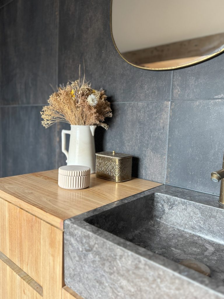 Salle d'eau sur mesure sous pente meuble basque teck et marbre charme de l'ancien style moderne mix and match papier peint mordoré décoration audacieuse personnalisée décoration caractère