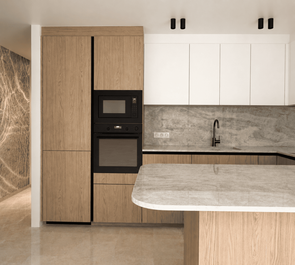 cuisine ouverte avec îlot central dinatoire. Plan de travail et crédence en quartzite taj mahal. Cuisine haut de gamme, intemporelle raffinée. rénovation totale appartement