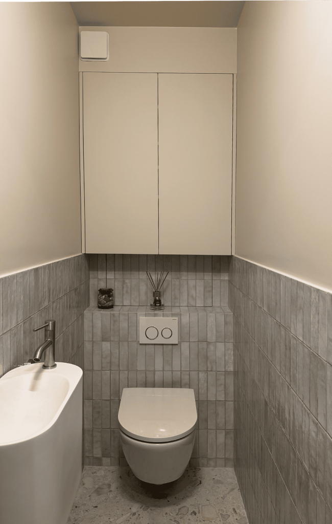 wc gris beige meuble de rangement sur mesure. Agencement sur mesure wc