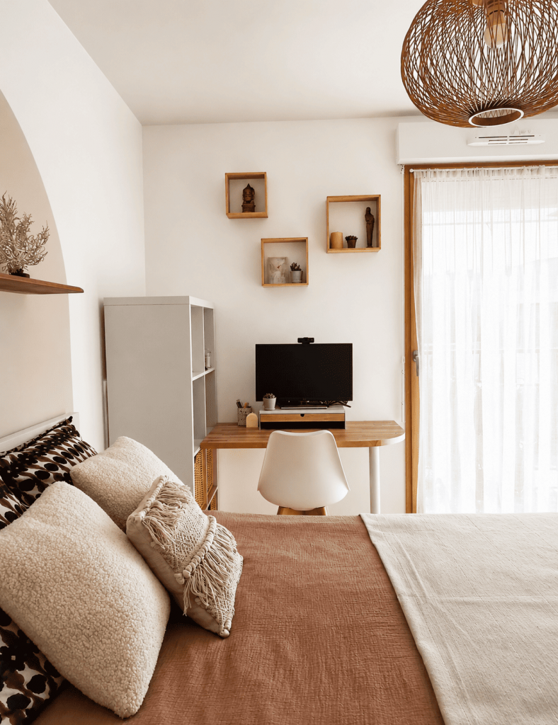 Optimisation de la chambre parentale avec création d'un espace bureau élégant et semi mesure appartement neuf