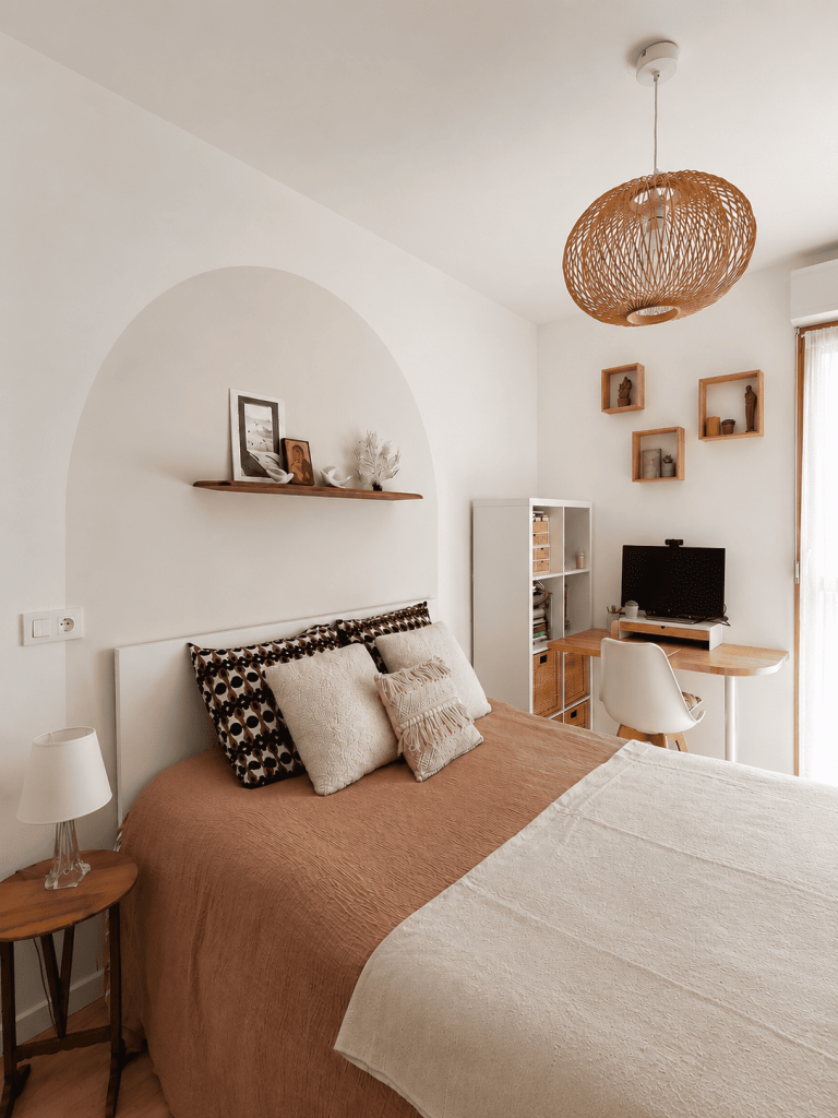 chambre parentale. Tête de lit arche rose poudré. Etagère noyer. Espace bureau compact et élégant semi mesure. Optimisation d'espace appartement neuf