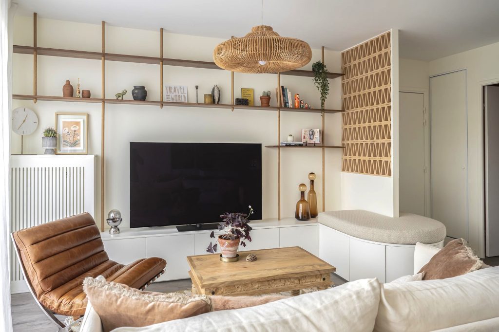 étagère sur mesure bibliothèque sur mesure bibliothèque noyer et chêne claustra terre cuite meuble TV sur mesure délimitation entrée inspiration balinaise mix and match canapé berengere leroy sur mesure banquette sur mesure arrondie