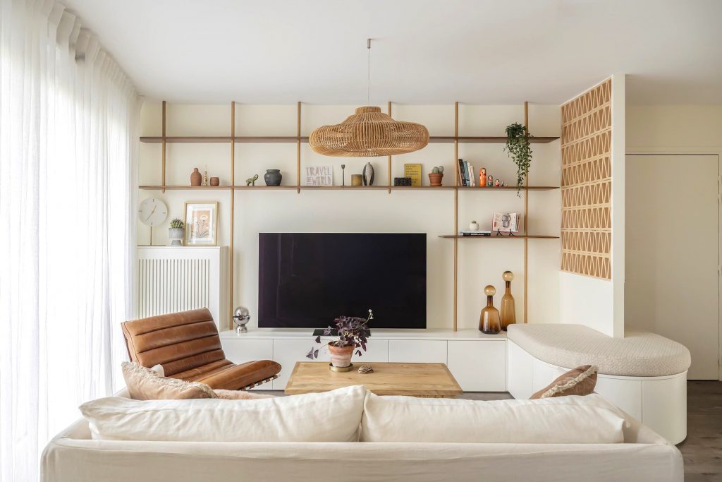 bibliothèque meuble TV sur mesure chêne et noyer claustra brique terre cuite inspiration balinaise bohème chic