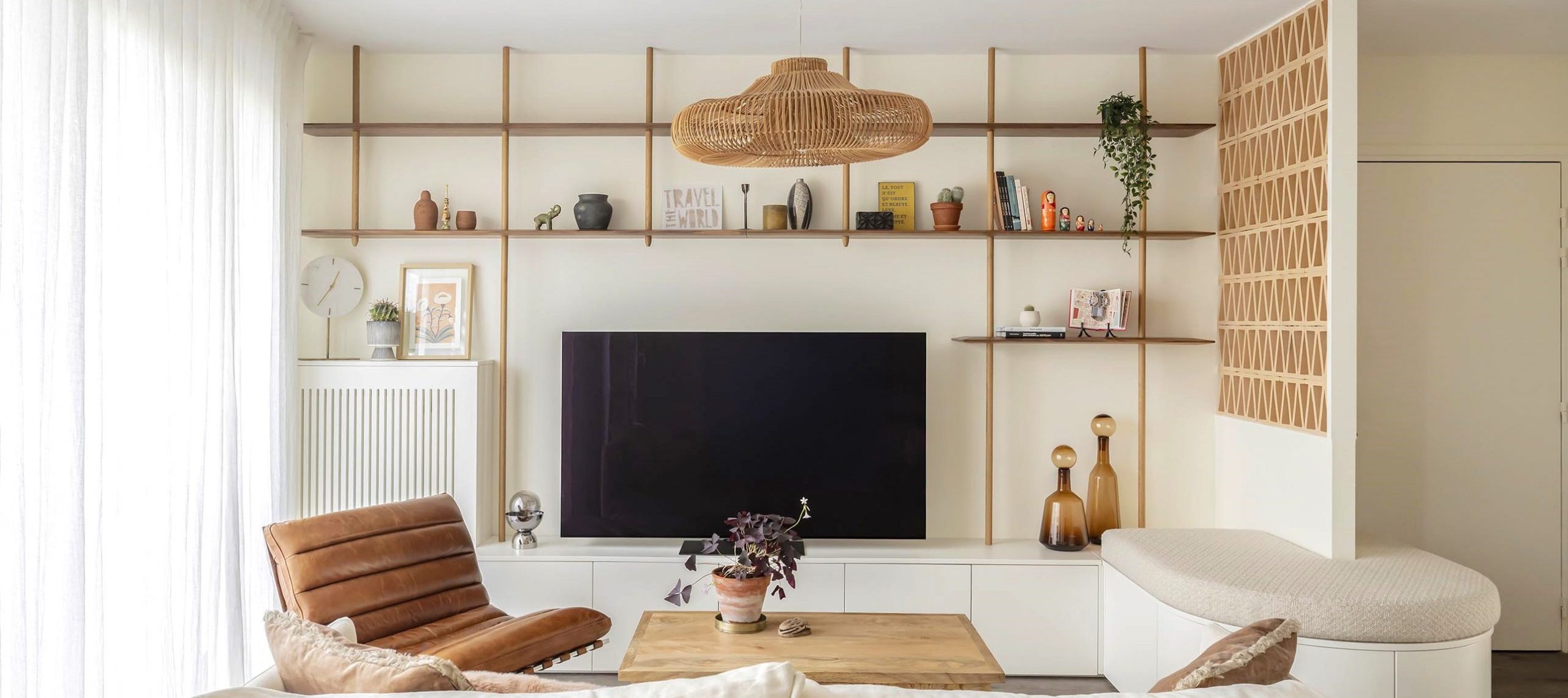 bibliothèque meuble TV sur mesure chêne et noyer claustra brique terre cuite inspiration balinaise bohème chic