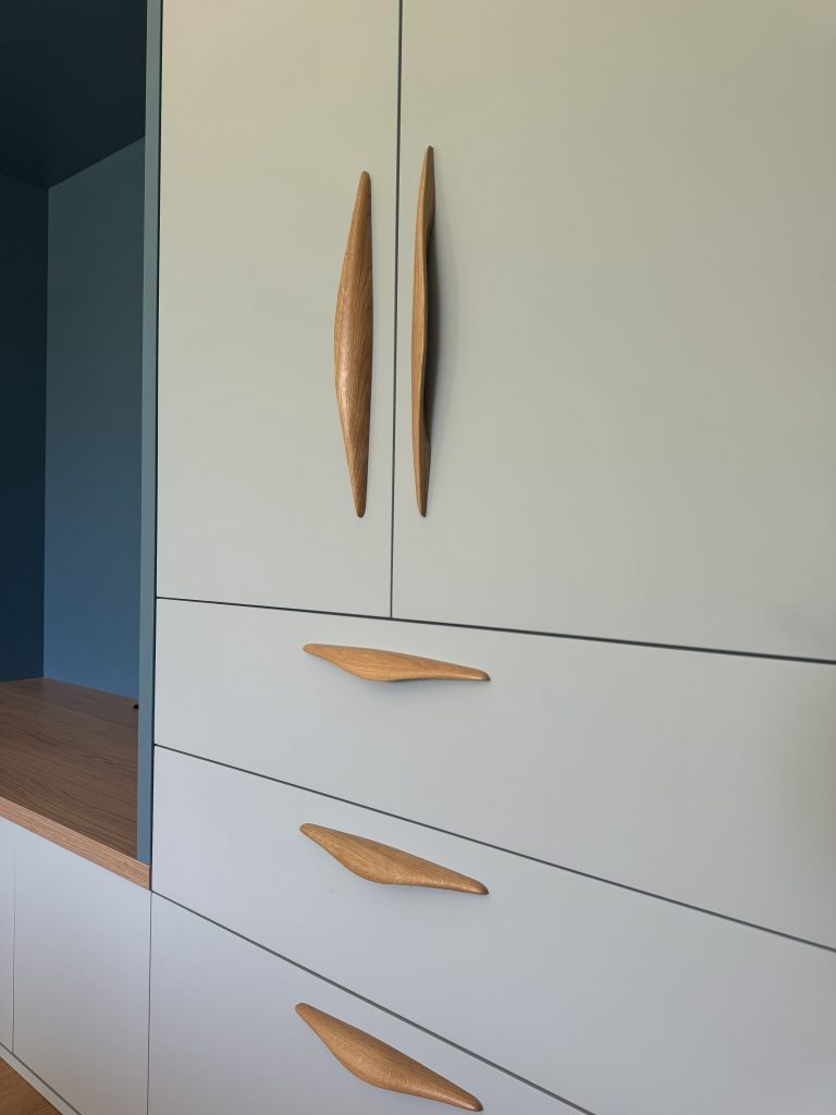 Dressing sur mesure bleu. Poignée en chêne massif. Agencement sur mesure chambre