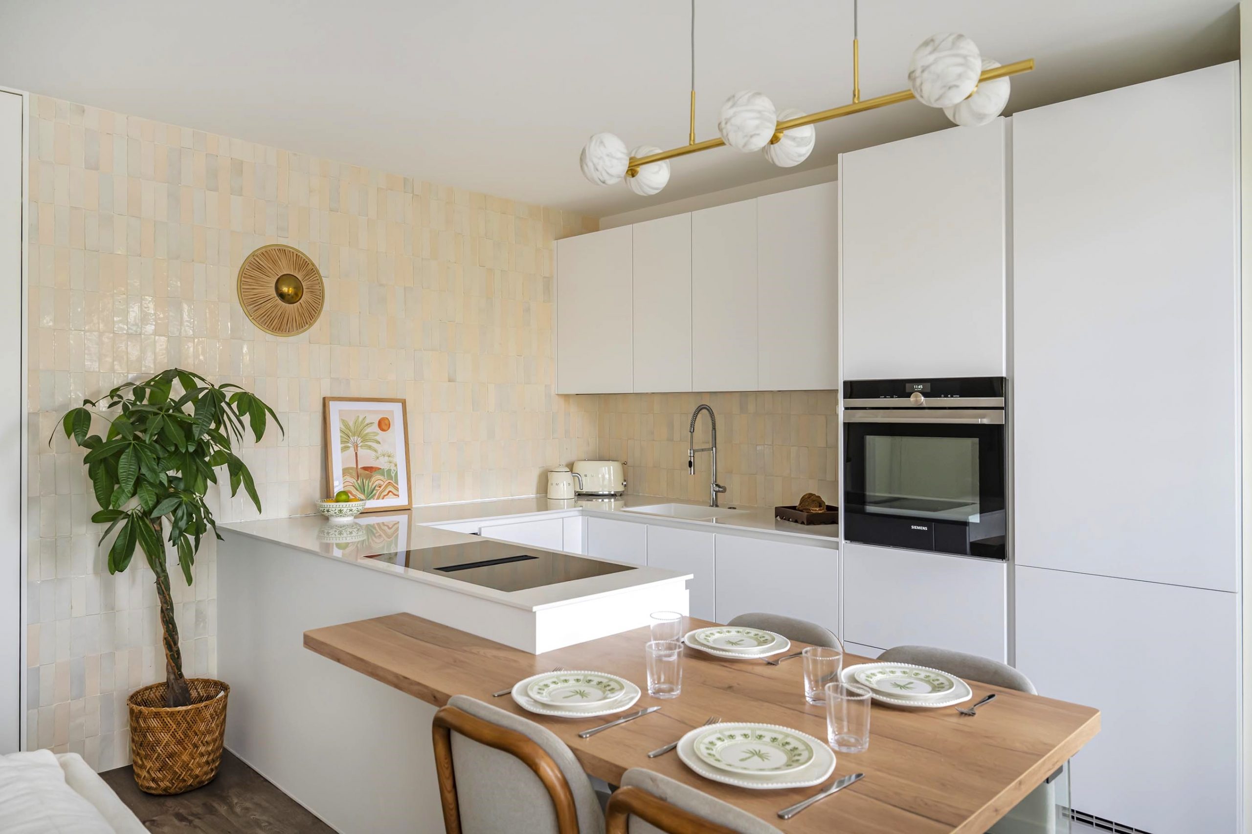 cuisine sur mesure zellige crédence cuisine vaisselle déco ilot cuisine mix and match déco