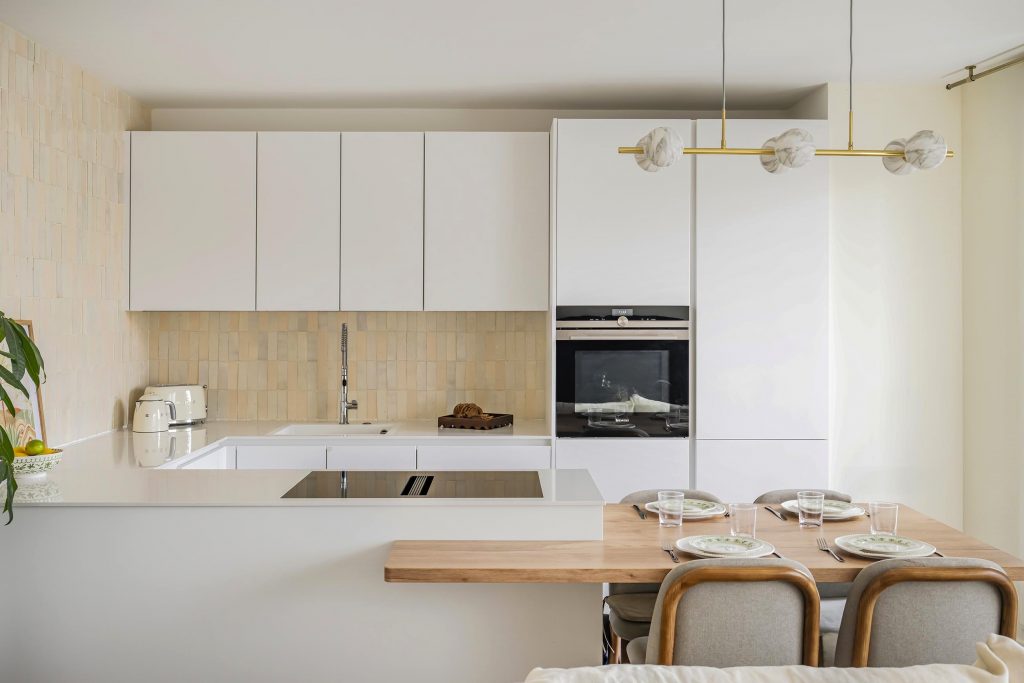 cuisine sur mesure zellige crédence cuisine vaisselle déco ilot cuisine mix and match déco
