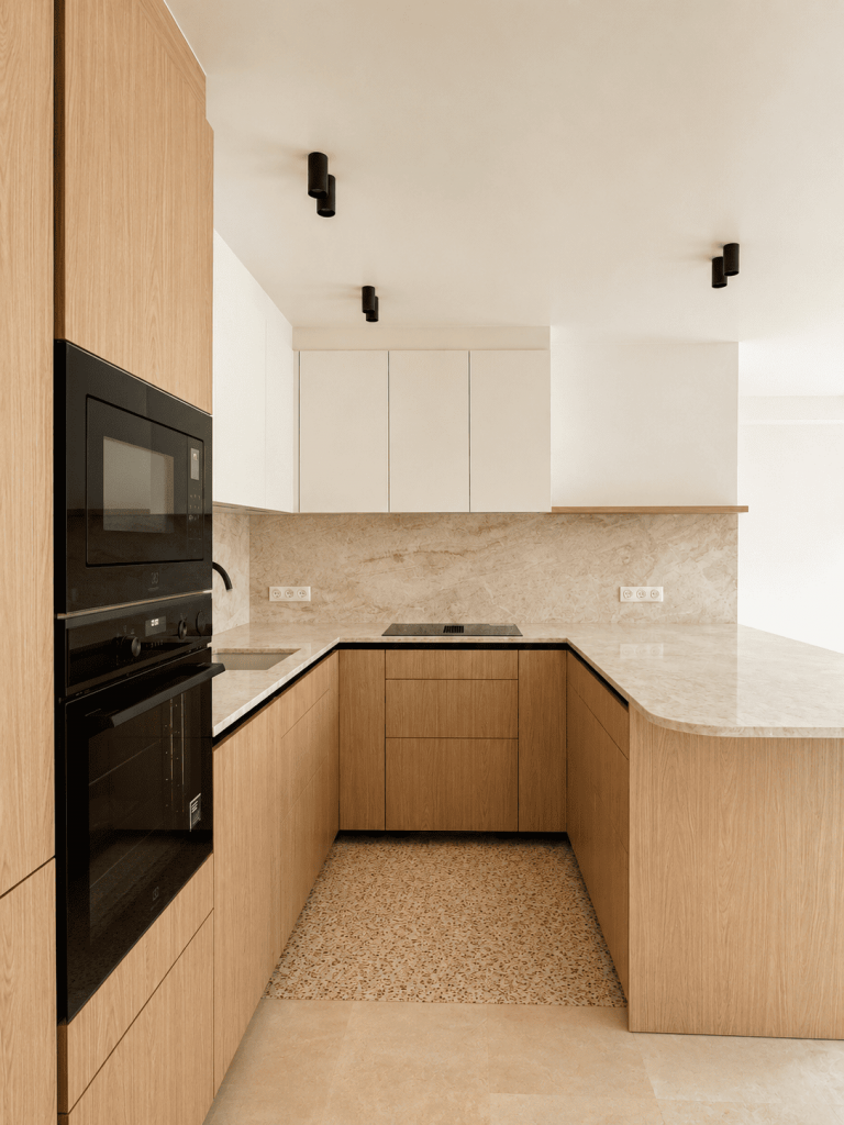 cuisine ouverte avec îlot central dinatoire. Plan de travail et crédence en quartzite taj mahal. Cuisine haut de gamme, intemporelle raffinée. Réagencement complet appartement