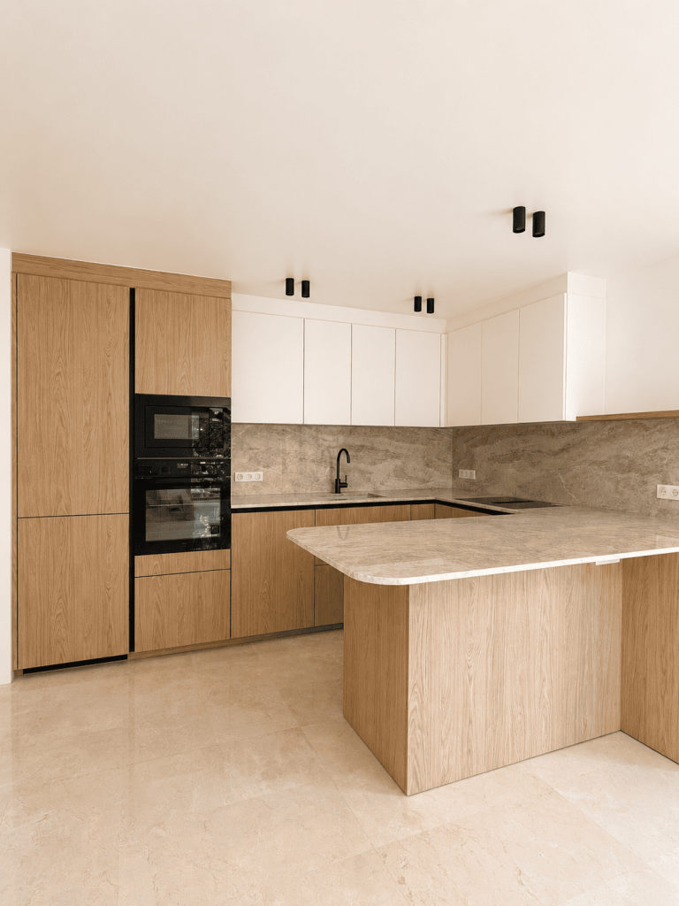 cuisine ouverte avec îlot central dinatoire. Plan de travail et crédence en quartzite taj mahal. Cuisine haut de gamme, intemporelle raffinée. rénovation totale appartement