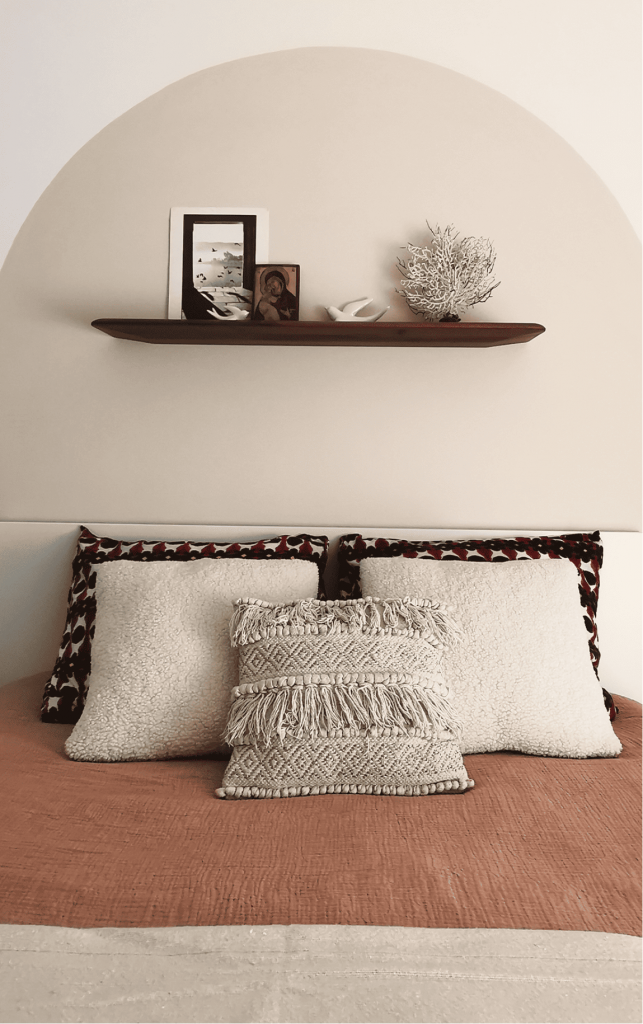 Tete de lit arche pour un style élégant. Ambiance douce, bohème et personnalisée. Etagère en noyer. Optimisation d'espace appartement neuf