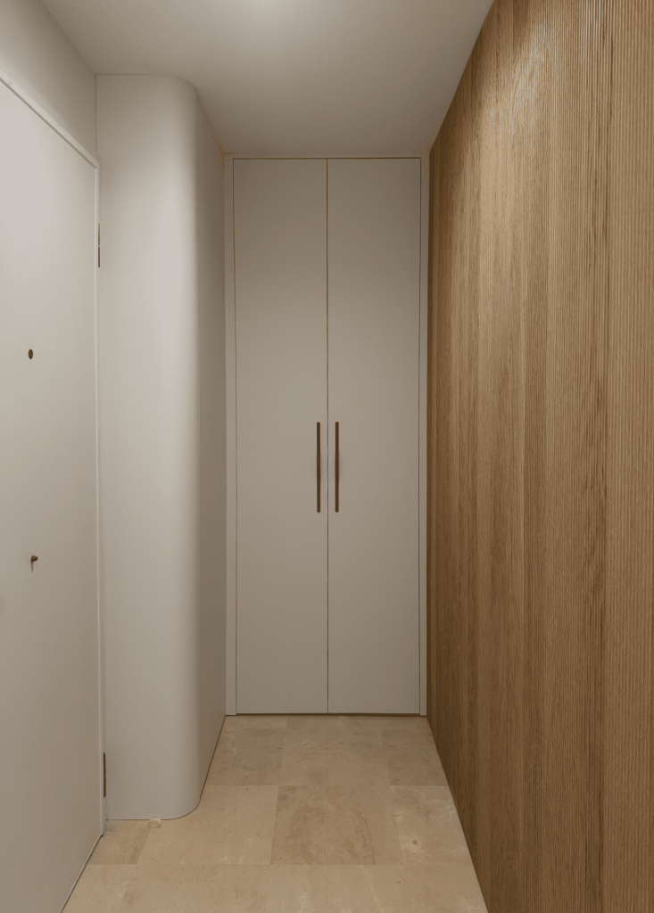 dressing entrée sur mesure cache compteur électrique pour une entrée élégante et optimisée. Marbre marfil. Agencement sur mesure entrée