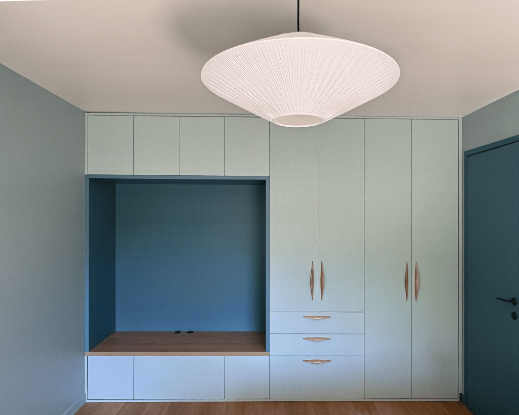 Dressing sur mesure bleu. Poignée en chêne massif. Agencement sur mesure chambre