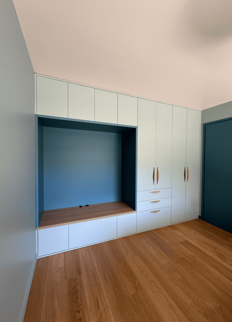 Dressing sur mesure bleu. Poignée en chêne massif. Agencement sur mesure chambre