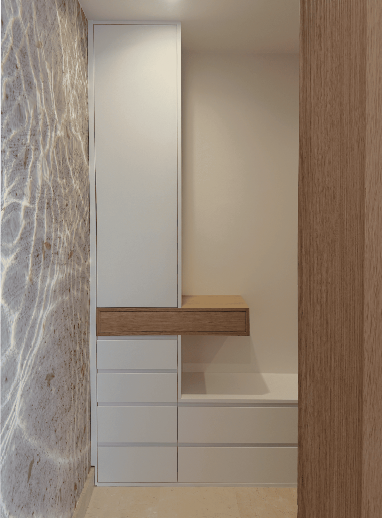 meuble chaussures sur mesure pour une entrée élégante et optimisée. Marbre marfil. rénovation totale appartement. Agencement sur mesure entrée