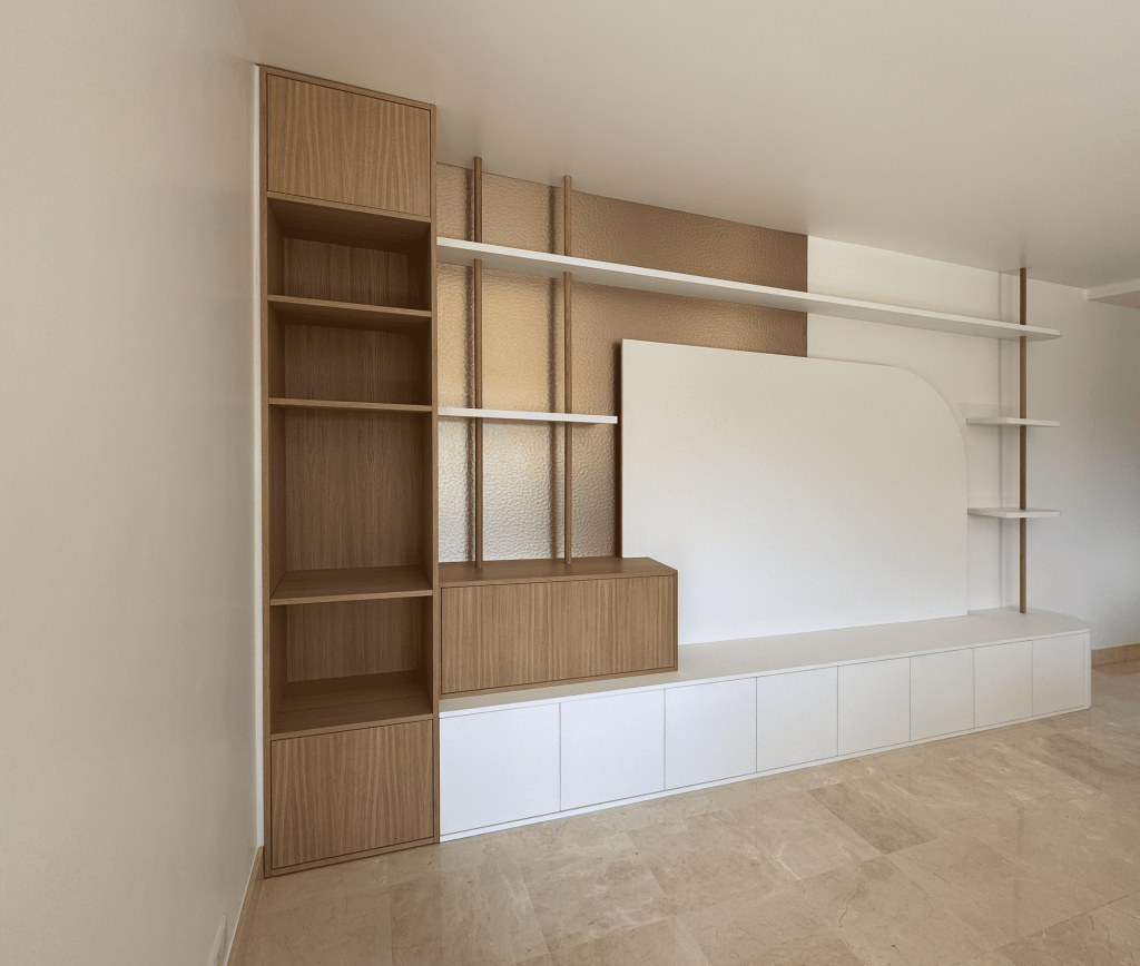 meuble TV et bibliothèque sur mesure laque et chêne. Marbre marfil. Agencement sur mesure salon