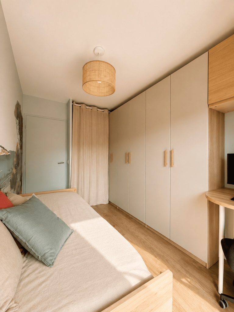 Agencement chambre d'amis avec de nombreux rangements et un bureau sur mesure. Lit banquette escamotable gain de place.