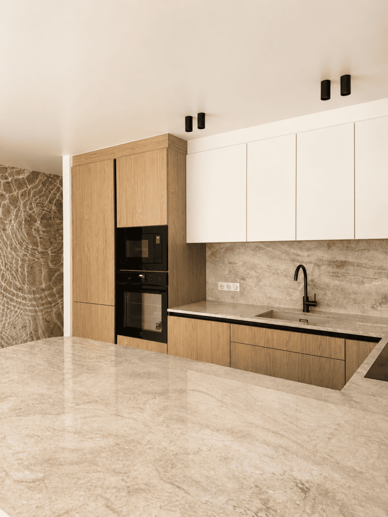 cuisine ouverte avec îlot central dinatoire. Plan de travail et crédence en quartzite taj mahal. Cuisine haut de gamme, intemporelle raffinée. rénovation totale appartement