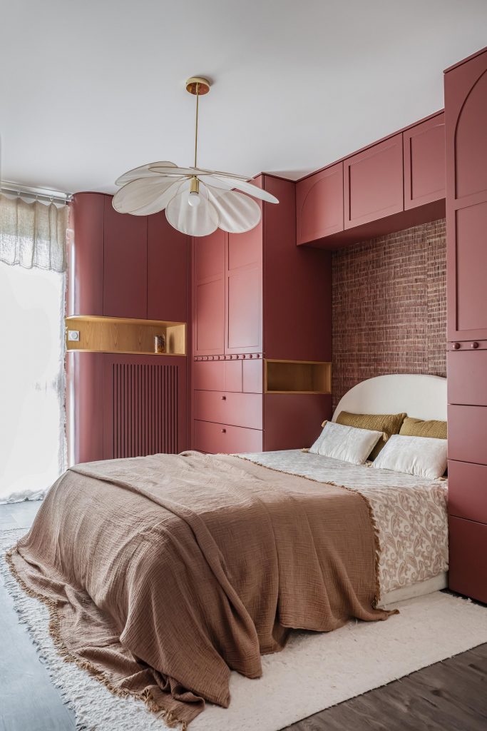 pont de lit et dressing sur mesure terracotta niche chêne voilage lin suspension pale George store suspension fleur tissu revêtement mural matière naturelle tete de lit demi lune arrondie écrue blanc cassé linge de lit naturel coussins décoratofs détails