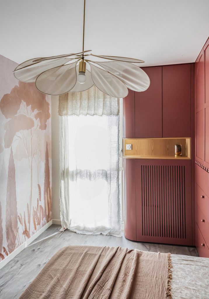 pont de lit et dressing sur mesure terracotta niche chêne voilage lin suspension pale George store suspension fleur tissu revêtement mural matière naturelle tete de lit demi lune arrondie écrue blanc cassé linge de lit naturel coussins décoratofs détails papier peint panoramique paysage