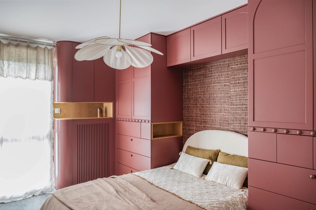 pont de lit et dressing sur mesure terracotta niche chêne voilage lin suspension pale George store suspension fleur tissu revêtement mural matière naturelle tete de lit demi lune arrondie écrue blanc cassé linge de lit naturel coussins décoratofs détails