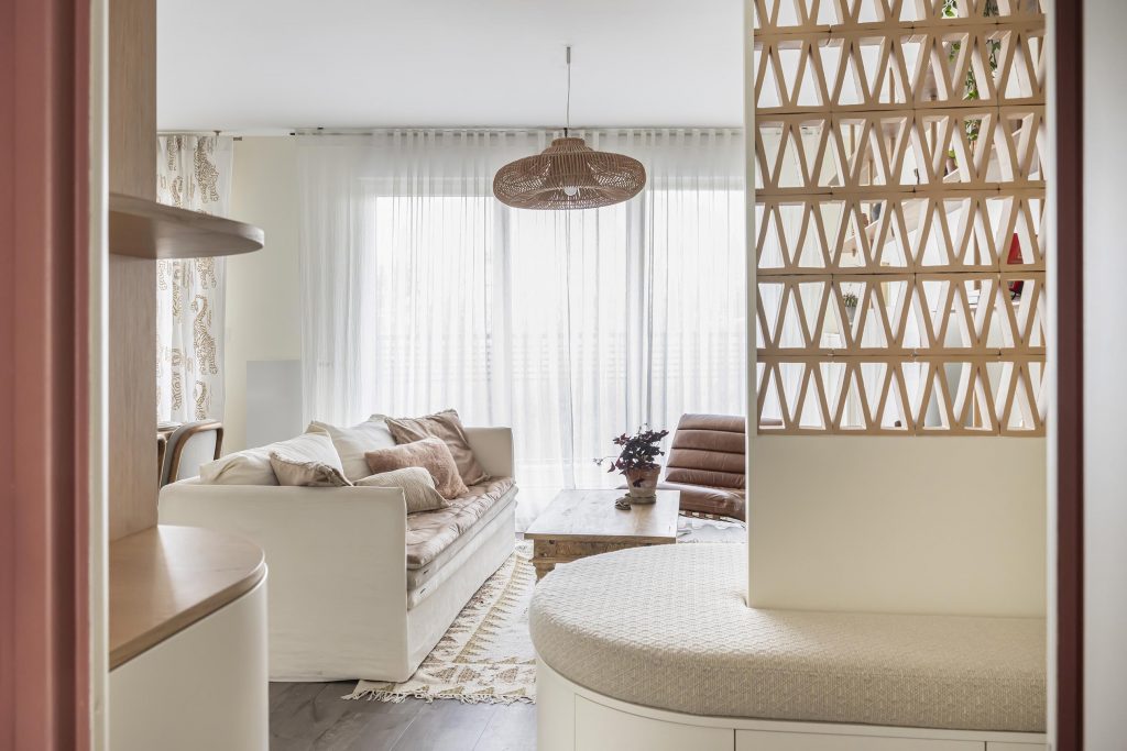 étagère sur mesure bibliothèque sur mesure bibliothèque noyer et chêne claustra terre cuite meuble TV sur mesure délimitation entrée inspiration balinaise mix and match canapé berengere leroy sur mesure banquette sur mesure arrondie