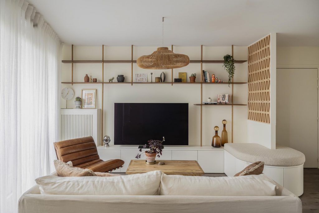 Etagère sur mesure bibliothèque sur mesure bibliothèque noyer et chêne claustra terre cuite meuble TV sur mesure délimitation entrée inspiration balinaise mix and match canapé berengere leroy sur mesure banquette sur mesure arrondie