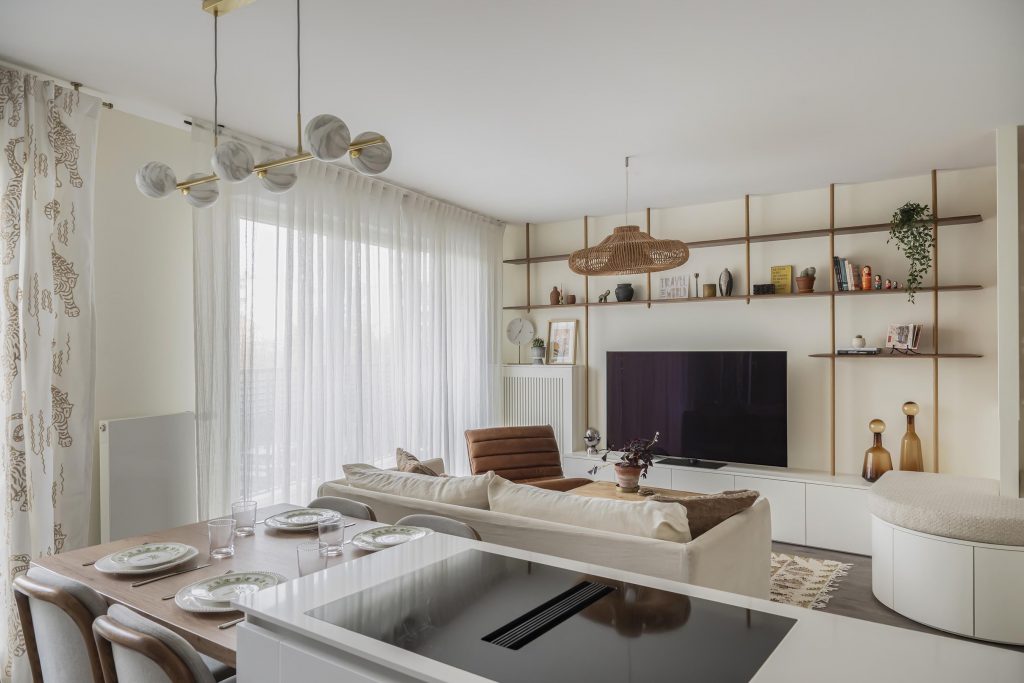 tagère sur mesure bibliothèque sur mesure bibliothèque noyer et chêne claustra terre cuite meuble TV sur mesure délimitation entrée inspiration balinaise mix and match canapé berengere leroy sur mesure banquette sur mesure arrondie