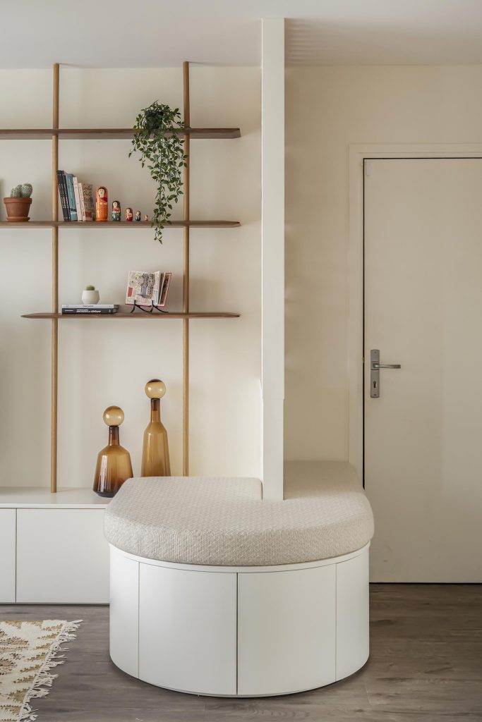 étagère sur mesure bibliothèque sur mesure bibliothèque noyer et chêne claustra terre cuite meuble TV sur mesure délimitation entrée inspiration balinaise mix and match canapé berengere leroy sur mesure banquette sur mesure arrondie