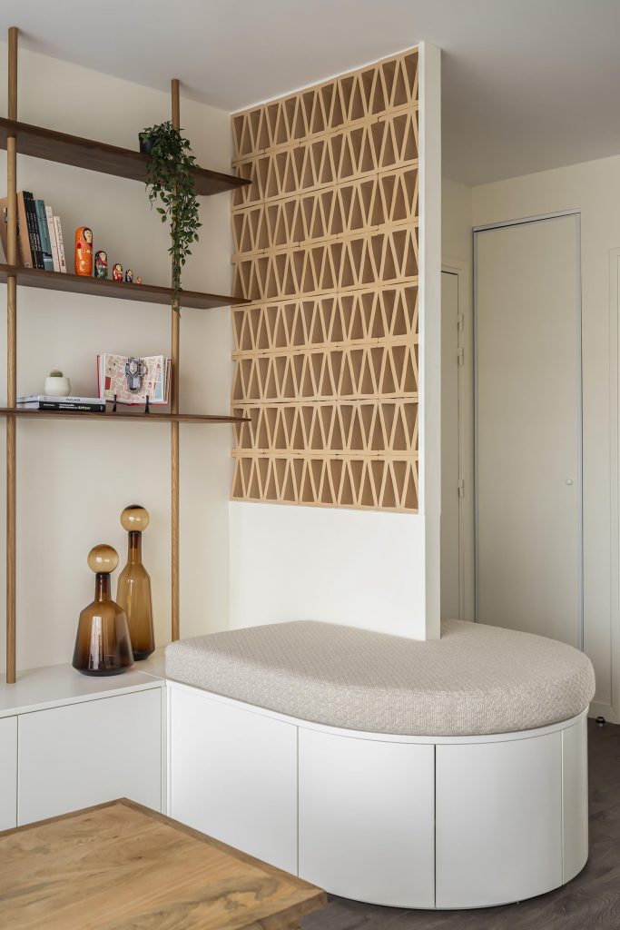 étagère sur mesure bibliothèque sur mesure bibliothèque noyer et chêne claustra terre cuite meuble TV sur mesure délimitation entrée inspiration balinaise mix and match canapé berengere leroy sur mesure banquette sur mesure arrondie