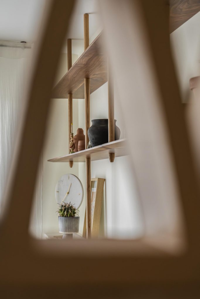 étagère sur mesure bibliothèque sur mesure bibliothèque noyer et chêne claustra argile meuble TV sur mesure délimitation entrée inspiration balinaise mix and match canapé berengere leroy sur mesure banquette sur mesure arrondie
