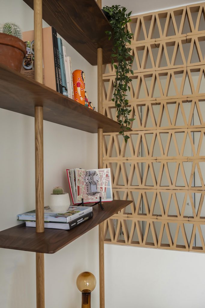 étagère sur mesure bibliothèque sur mesure bibliothèque noyer et chêne claustra argile meuble TV sur mesure délimitation entrée inspiration balinaise mix and match canapé berengere leroy sur mesure banquette sur mesure arrondie
