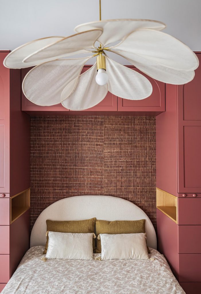 pont de lit et dressing sur mesure terracotta niche chêne voilage lin suspension pale George store suspension fleur tissu revêtement mural matière naturelle tete de lit demi lune arrondie écrue blanc cassé linge de lit naturel coussins décoratofs détails