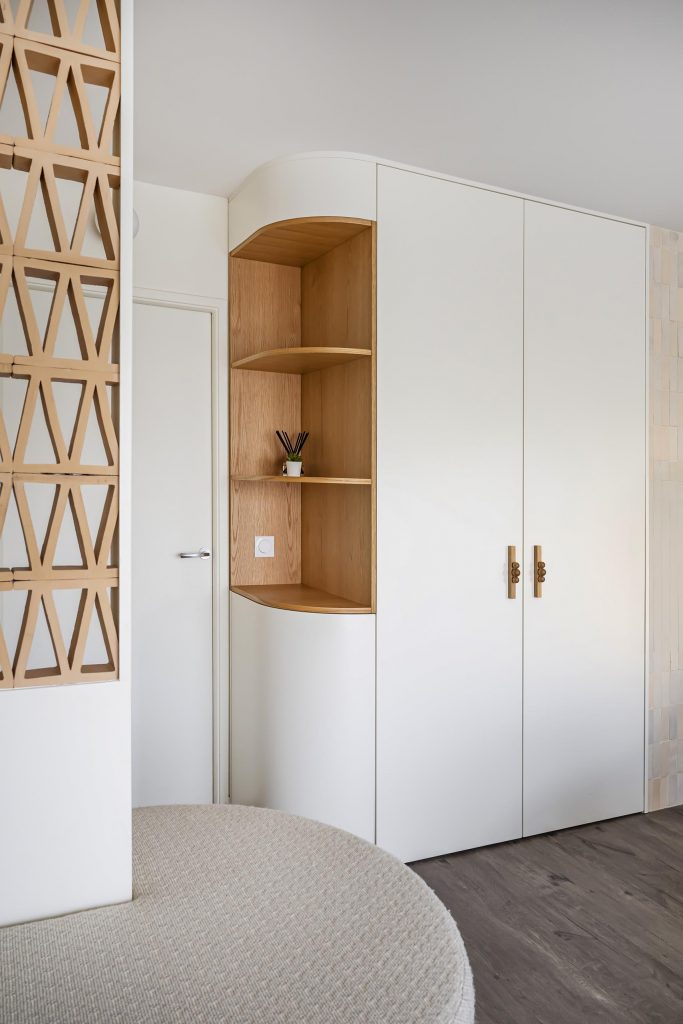 meuble entrée sur mesure dressing arrondi chêne niche poignées sur mesure chêne exclusif banquette arrondie claustra brique terre cuite