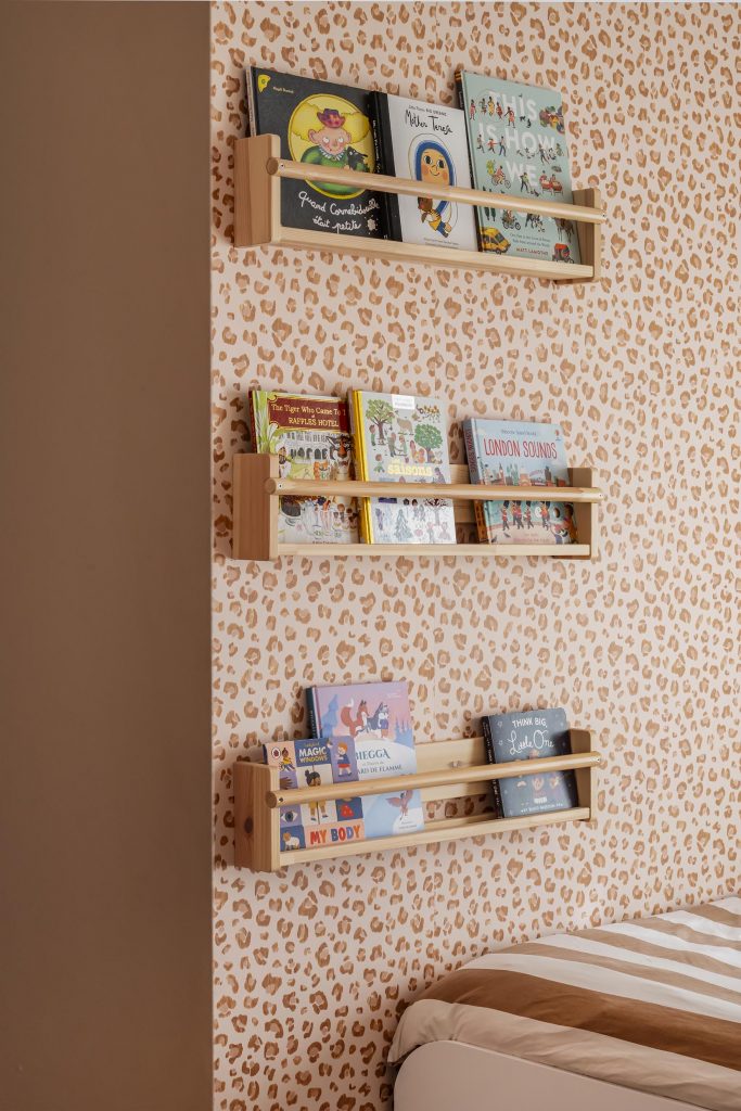 chambre fillette fille rose poudré papier peint peau de bête Graou bilboquet ciel de lit suspension rotin fleur étagères ikea livres aménagement chambre fille