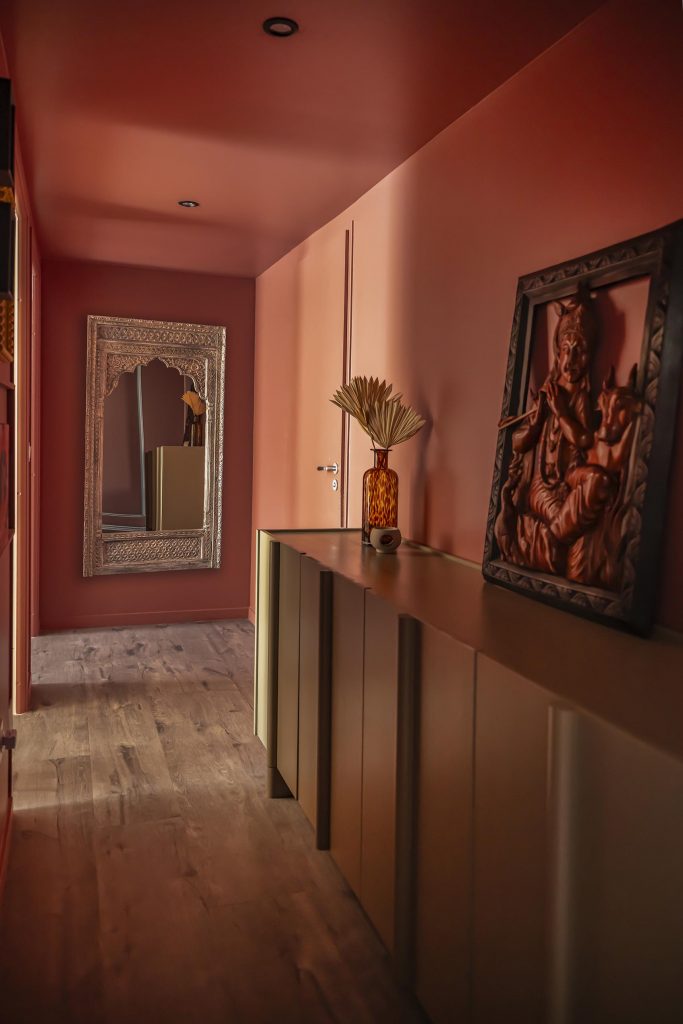 couloir chaleureux terracotta buffet bois décoration balinaise